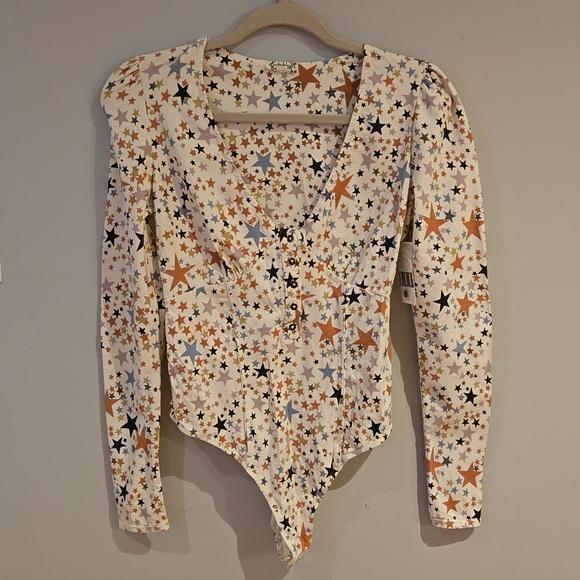 Intamately Women’s Long Sleeve Star Print V-Neck Bodysuot - White/ Cream Size S - Picture 3 of 7